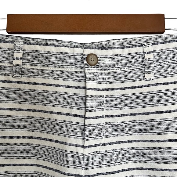 GAP Size 6 Blue & White Khaki Striped Short - Picture 2 of 4